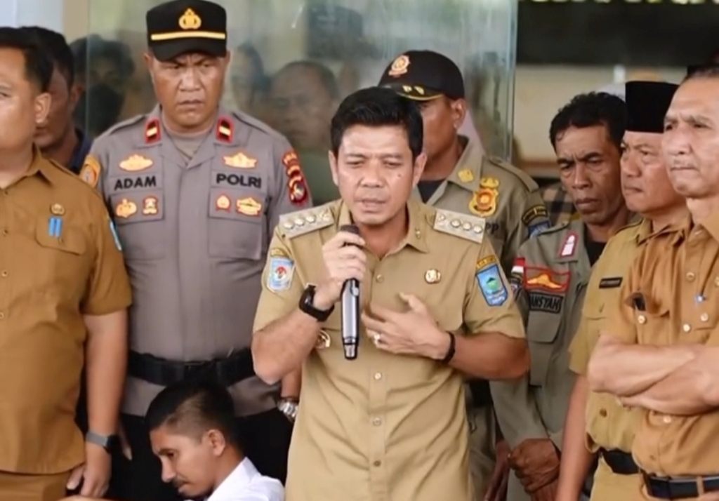 SAMBUT PENDEMO: Bupati Dompu Bambang Firdaus saat menyampaikan tanggapan atas tuntutan calon PPPK di kantor bupati setempat, Senin (10/3).