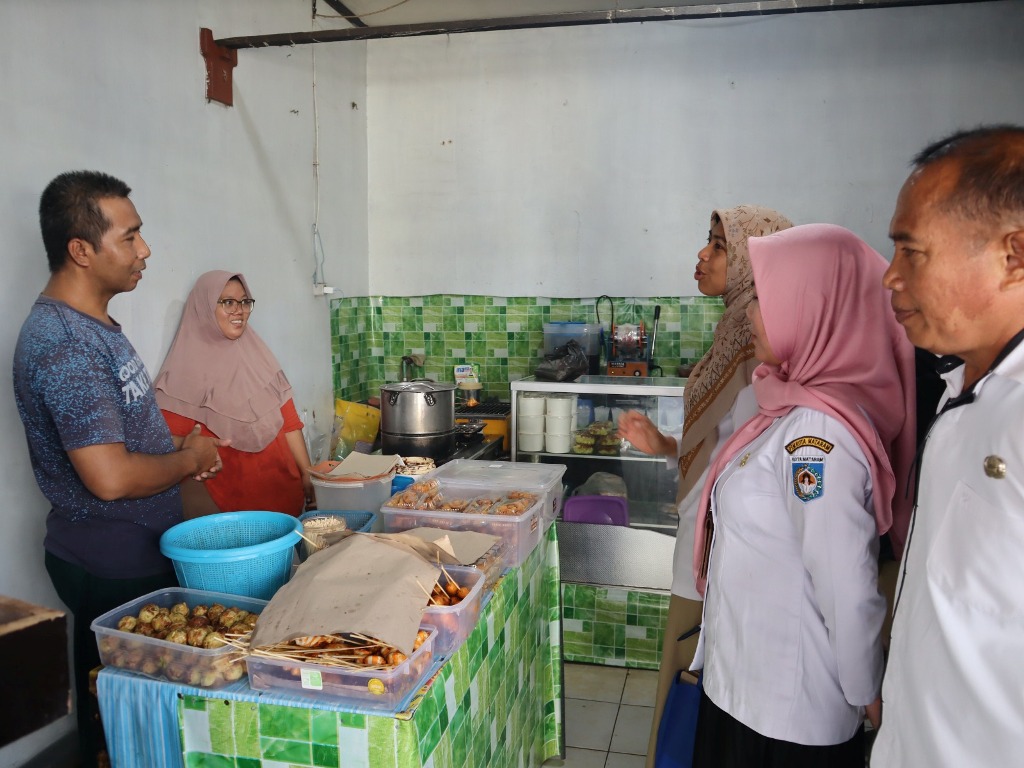 CEK MAKANAN: Tim Penanggung Jawab PJAS Aman SMPN 15 Mataram memeriksa&nbsp; makanan di kantin sekolah setempat, belum lama ini.