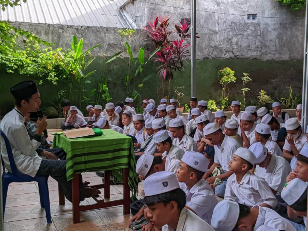 PENGKAJIAN MASALAH : Santri MA Nurul Jannah NW Ampenan mengikuti kegiatan Bahtsul Masail&nbsp; di Aula Yayasan Nurul Jannah Ampenan, Senin (10/3).