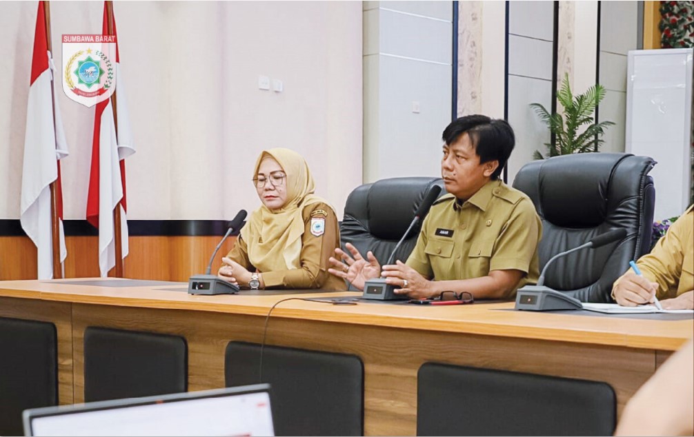 Bupati KSB, H. Amar Nurmansyah didampingi Wabup KSB, Hj. Hanipah saat memimpin rakor membahas program 100 hari kerja, Senin (10/3).