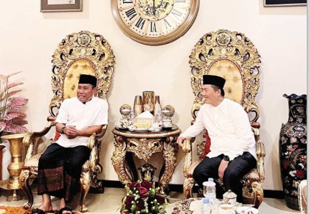Gubernur NTB, Lalu Muhammad Iqbal saat bertemu H. W Musyfirin disela-sela safari ramadan di KSB, Senin (10/3).