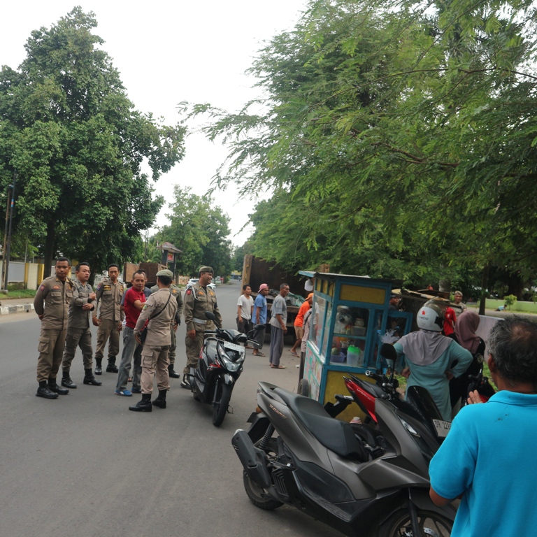 PROSES PENERTIBAN: Satuan Polisi Pamong Praja (Satpol-PP) bersama Dinas Lingkungan Hidup (DLH) Lotim sat menertibkan sejumlah lapak di Taman Rinjani Selong.