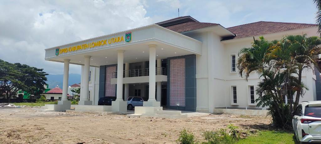 MASIH DIPERIKSA: Gedung DPRD KLU yang sudah tuntas dikerjakan hingga saat ini masih belum ditempati.