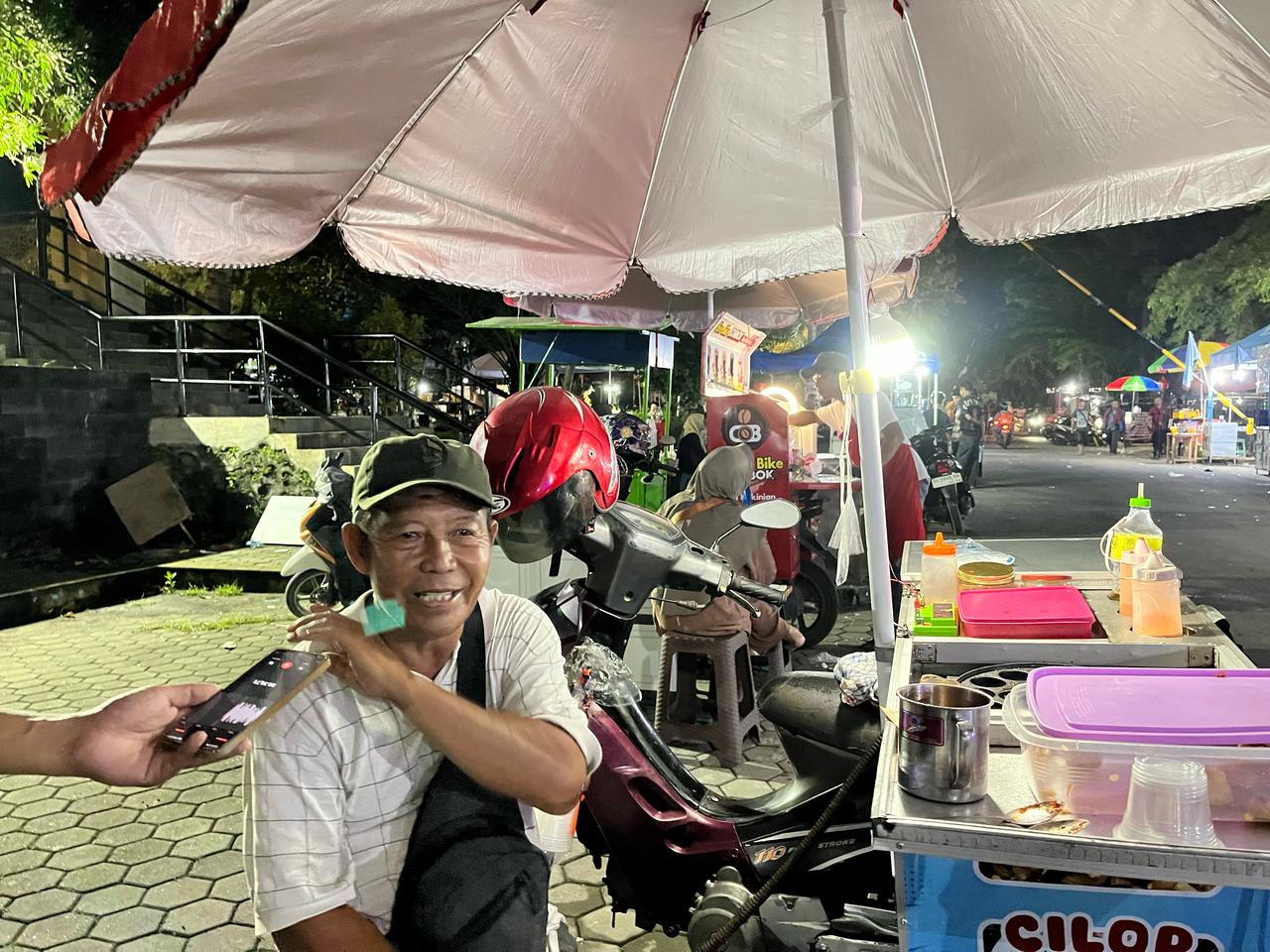 BERKAH RAMADAN: Muksin, pedagang cilor dan maklor keliling di event Gelegar Pesona Khazanah Ramadan di halaman NTB Mall, Islamic Center, Senin (10/3).