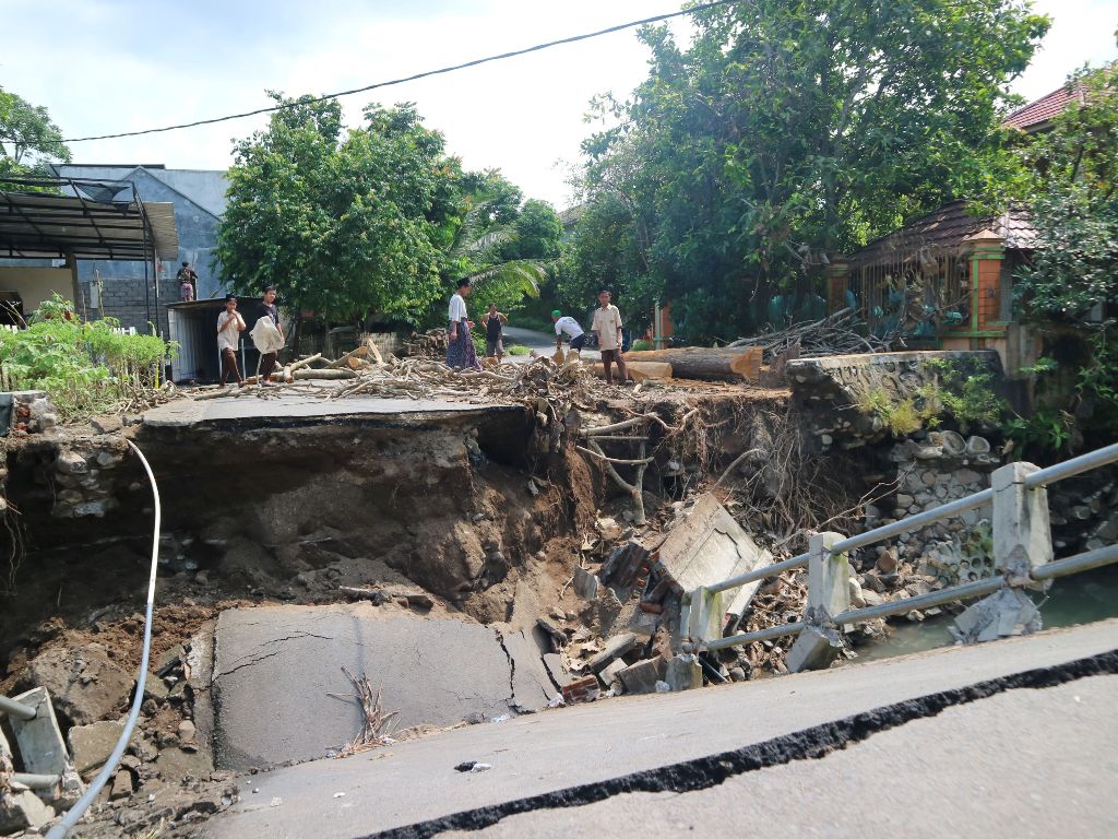 PERBAIKI SEMENTARA: Kondisi terkini jembatan penghubung tiga dusun di Desa Mujur, Kecamatan Praya Timur, Loteng yang akan diperbaiki sementara menggunakan dana BTT.