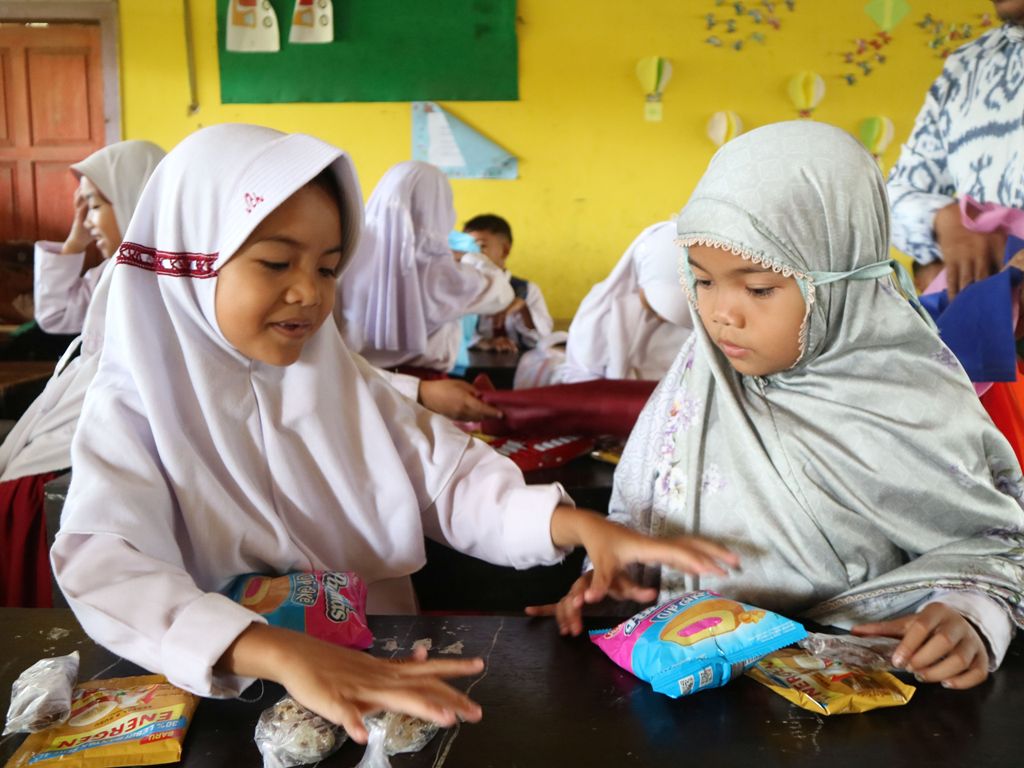 PENUH SYUKUR: Para murid kelas I di SDN 2 Bodak, Desa Montong Terep, Kecamatan Praya, Loteng antusias mendapat paket MBG selama Ramadan, Selasa (11/3).