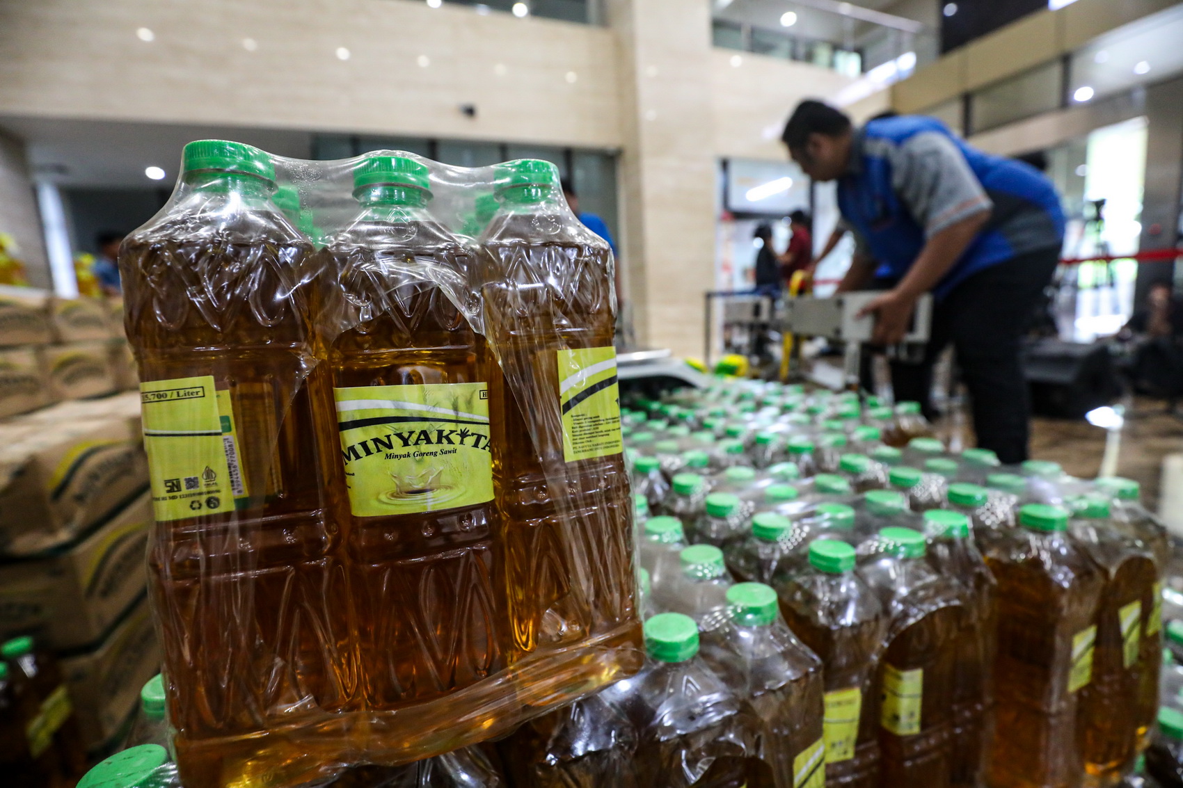 Petugas merapihkan barang bukti minyak goreng Minyakita dan mesin saat konferensi pers terkait produk minyak goreng Minyakita isi tidak sesuai kemasan di Lobby Bareskrim Polri, Jakarta, Selasa (11/3/2025). Bareskrim Polri melalui Satgas Pangan mengungkap