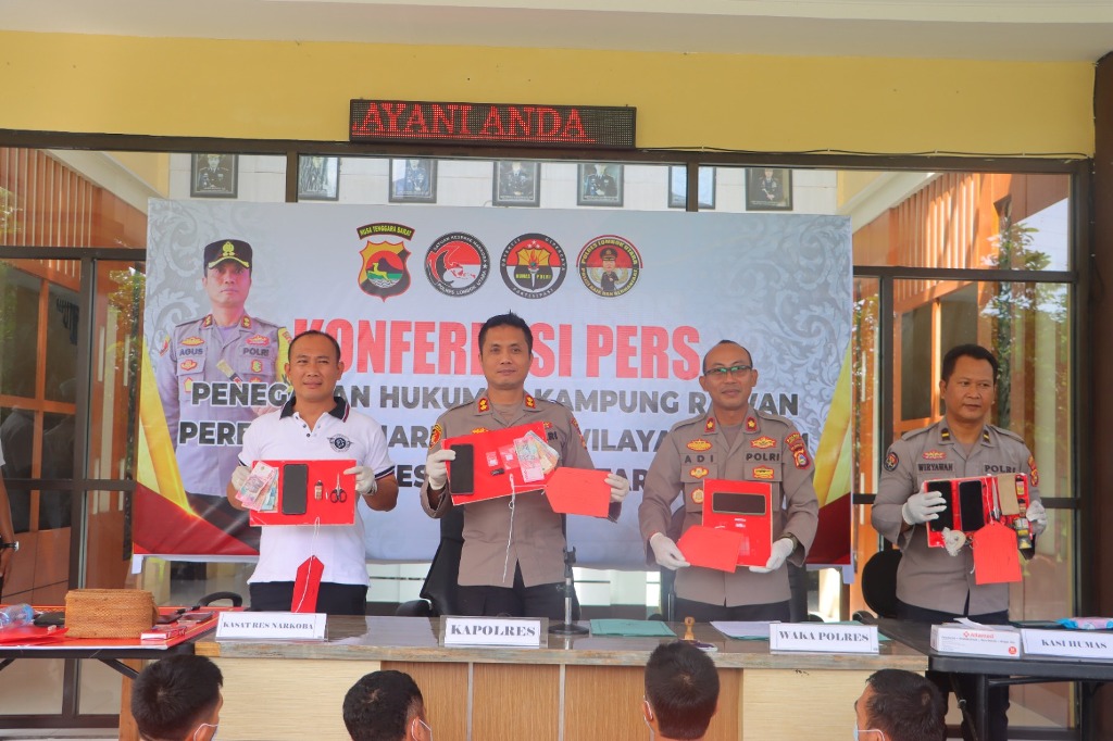 HASIL PENINDAKAN: Kapolres Lombok Utara (dua dari kiri) bersama jajarannya menunjukkan barang bukti hasil pengungkapan narkoba.