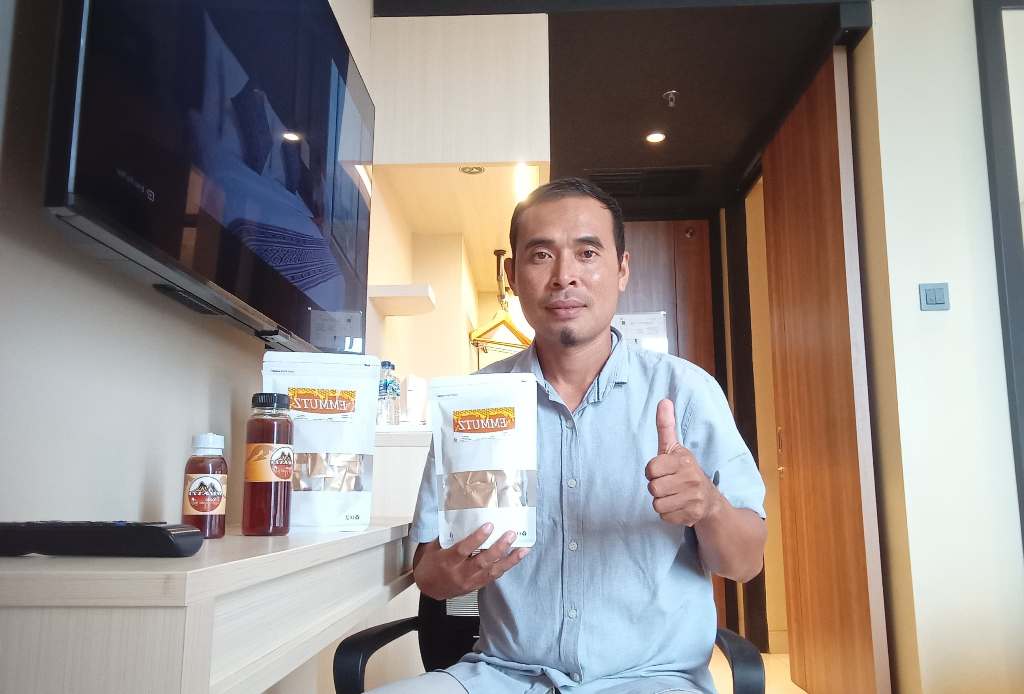 PERMEN SEHAT: Pemilik usaha brand Emmutz Lalu Masni menunjukkan permen madu trigona miliknya.