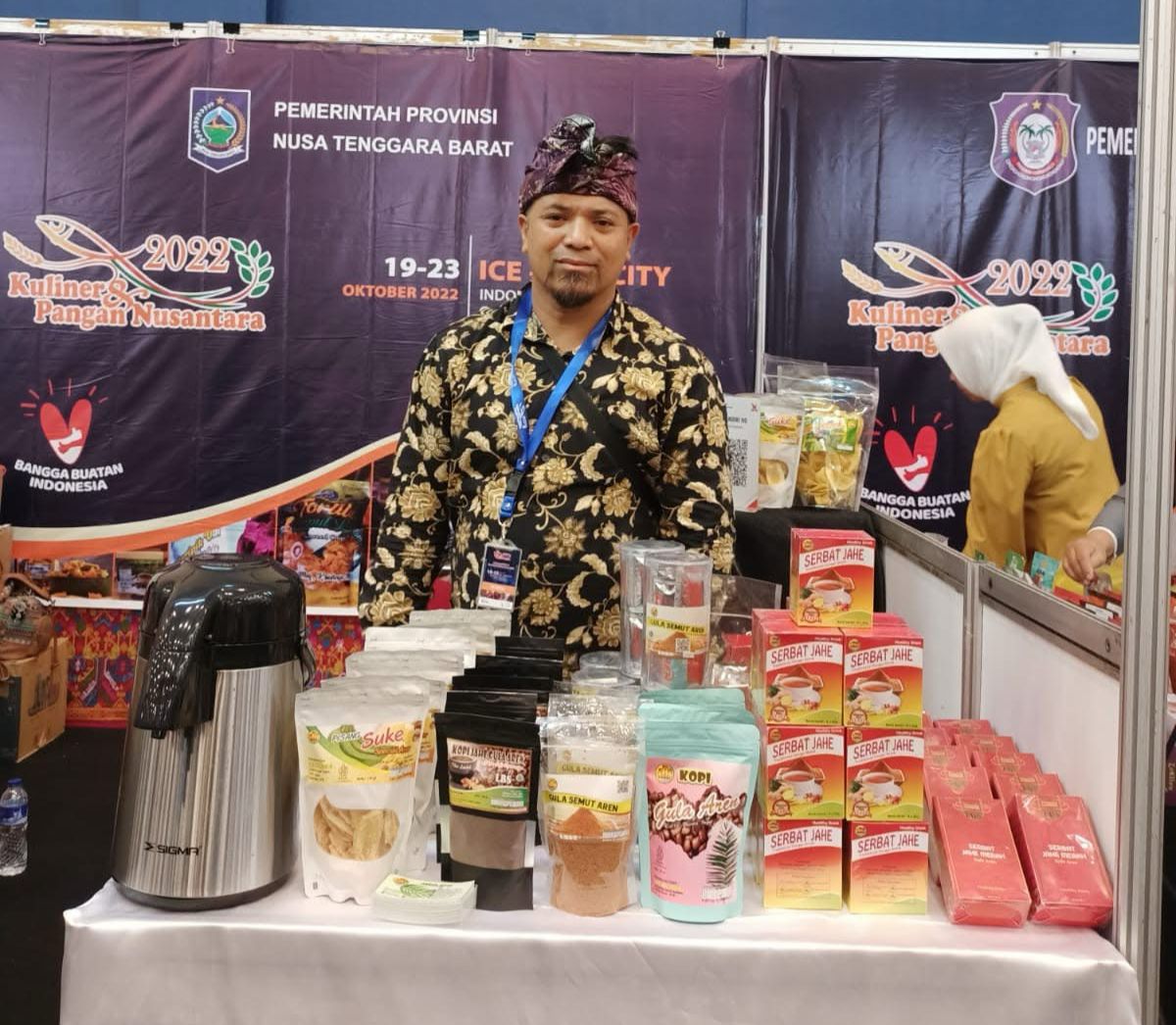 PAMERAN: Owner UMKM LBS Mandiri Abdul Hadi saat mengikuti pameran di luar daerah, beberapa waktu lalu.