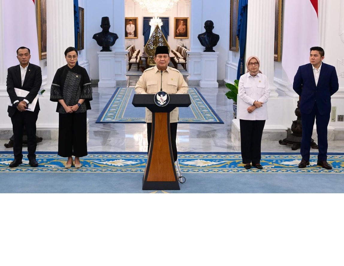 KABAR GEMBIRA: Presiden Prabowo Subianto menyampaikan keterangan pers terkait kebijakan pemberian THR dan Gaji ke-13 bagi aparatur negara dan para pensiunan di Istana Merdeka, Selasa (11/3).
