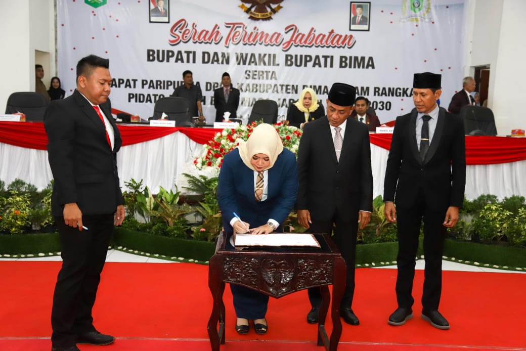 SERTIJAB: Mantan Bupati Bima yang kini menjabat Wakil Gubernur NTB Indah Dhamayanti Putri menandatangi dokumen serah terima jabatan di kantor DPRD Kabupaten Bima, Rabu (12/3).