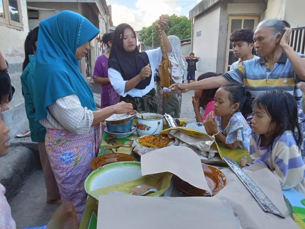 ANTRE: Sejumlah pembeli membeli jajanan tradisional untuk camilan berbuka puasa. Selasa (11/3).