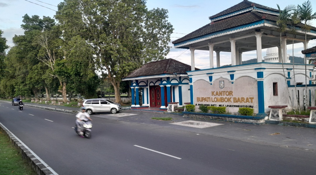 BAKAL DIROBOHKAN: Bupati Lombok Barat berencana merobohkan tembok kantor bupati dan membangun alun-alun di depannya.