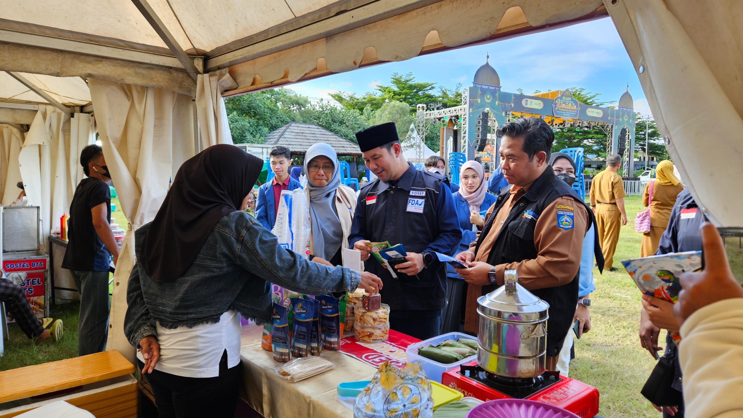 INTENSIFIKASI PENGAWASAN: Kepala BBPOM Mataram Yosef Dwi Irwan bersama OPD terkait saat melakukan intensifikasi pengawasan takjil di stan kuliner event Gelegar Pesona Khazanah Ramadan di Mataram.
