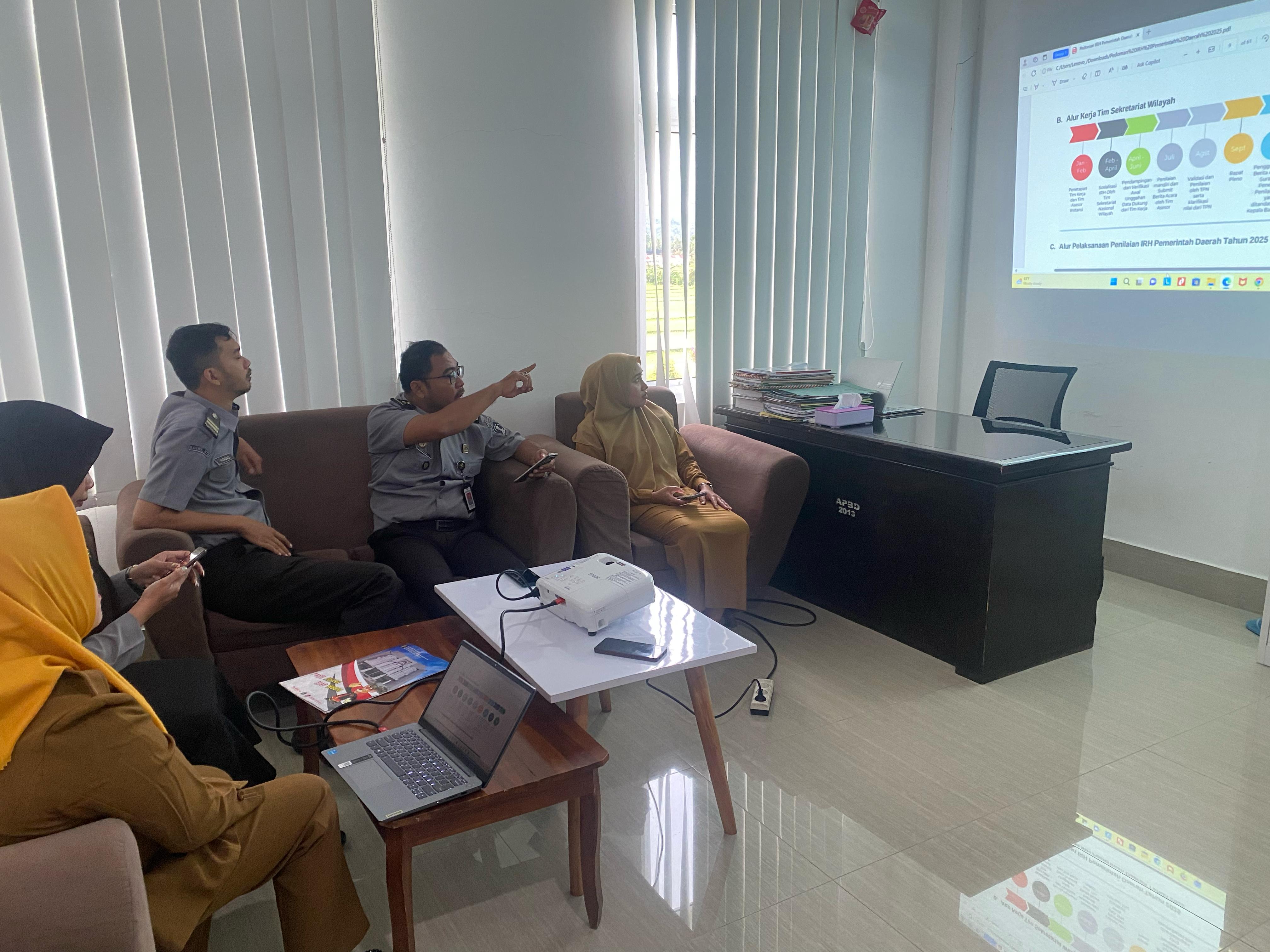 KOORDINASI: Pendampingan pendampingan penilaian Indeks Reformasi Hukum (IRH) tim Kelompok Kerja (Pokja) Badan Strategi Kebijakan (BSK) Kanwil Kemenkum NTB ke Pemkab Lombok Utara, Selasa (11/3).
