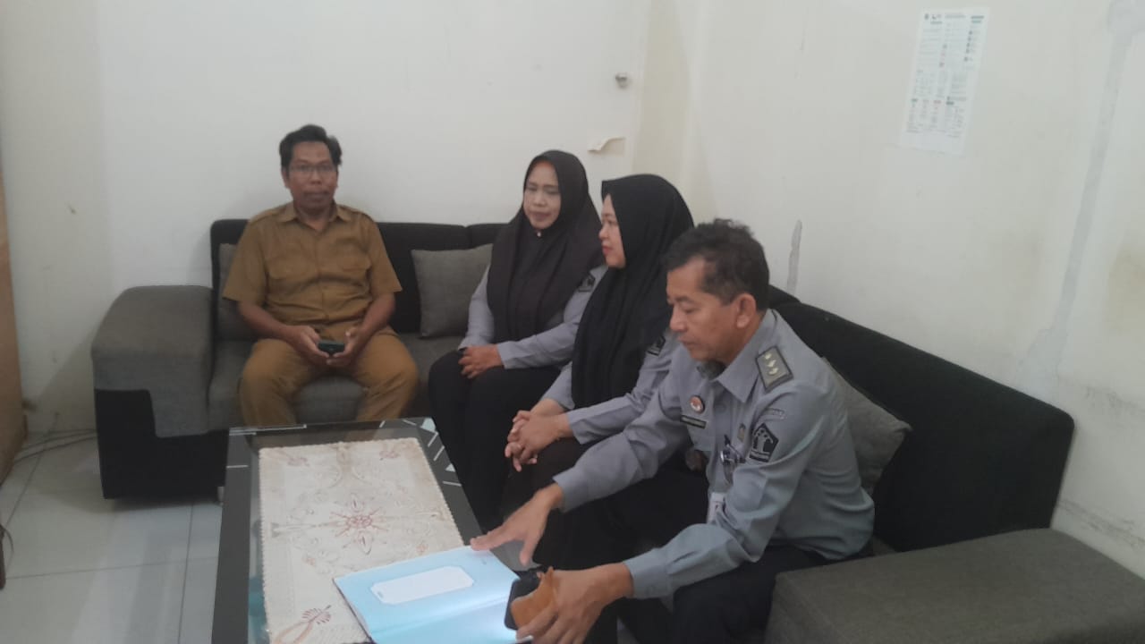 SOSIALISASI: Kanwil Kemenkum NTB melalui Penyuluh Hukum melakukan sosialisasi dan pendampingan pendaftaran PJA 2025, Selasa (11/03), Desa Desa Bajur, Kecamatan Labuapi, Kabupaten Lobar.