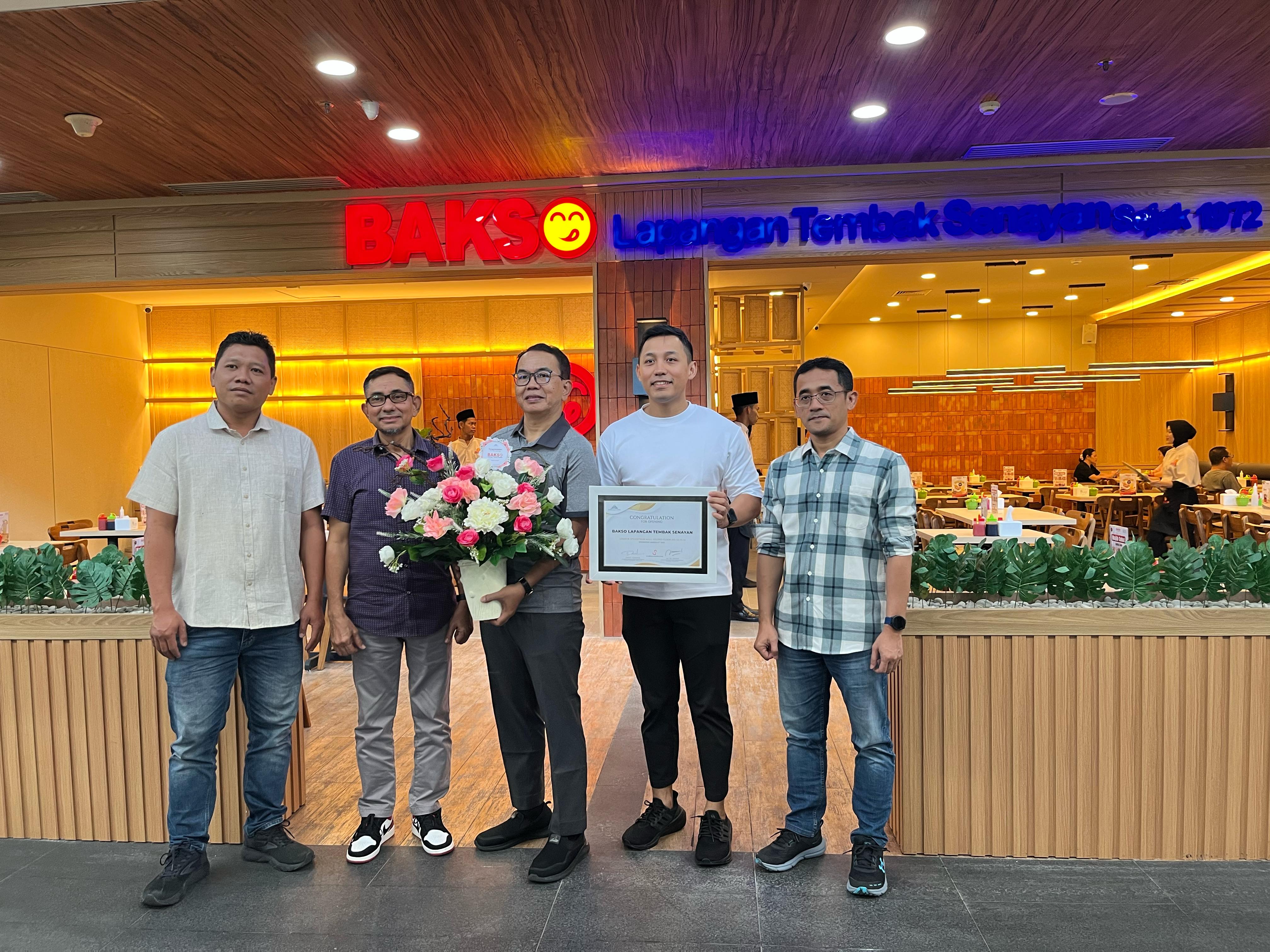 RE-OPENING: GM Bakso Lapangan Tembak Senayan Sukotjo (tengah) berfoto bersama GM LEM Salim Abdad saat momen re-opening outlet Bakso Lapangan Tembak Senayan di lantai dua LEM, Rabu (12/3)