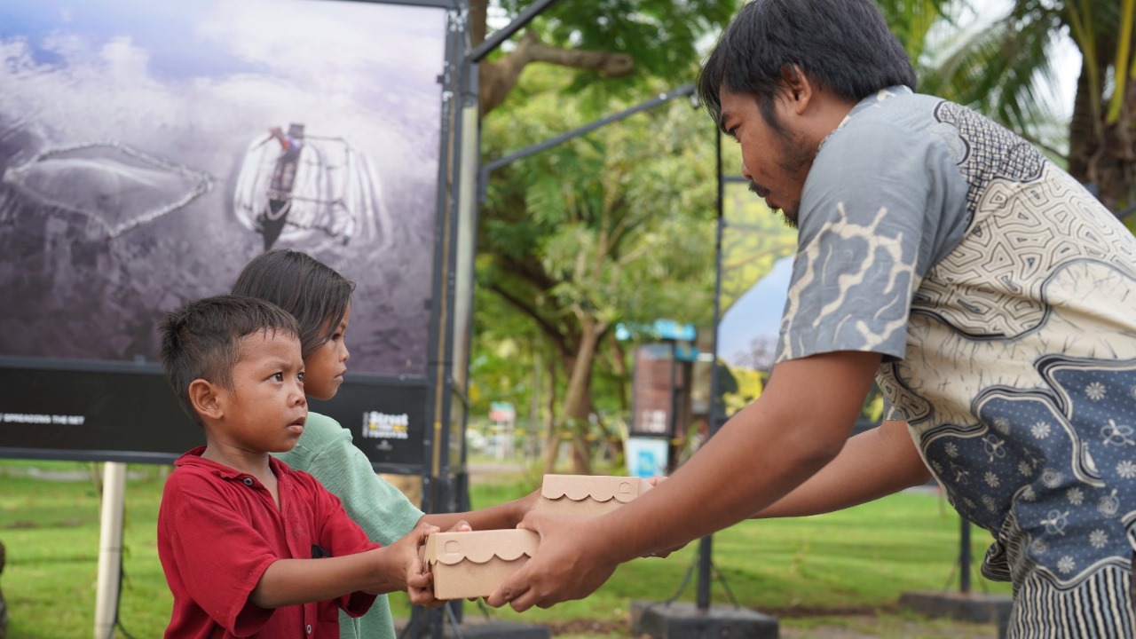 Perwakilan ITDC menunjukkan kepedulian dengan menyerahkan makanan siap saji ke pengunjung The Mandalika selama lima hari di bulan Ramadan.