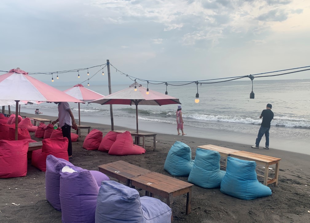 NGABUBURIT : Seorang pengunjung sedang berswafoto di Pantai Sunset Land, beberapa waktu lalu.&nbsp;