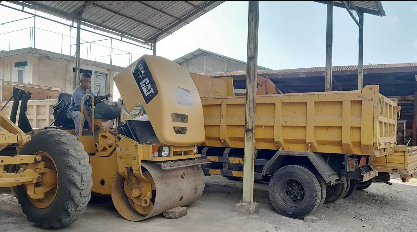 ALAT BERAT: Seseorang menghidupkan mesin alat berat milik Dinas PUPR NTB, beberapa waktu lalu.&nbsp;
