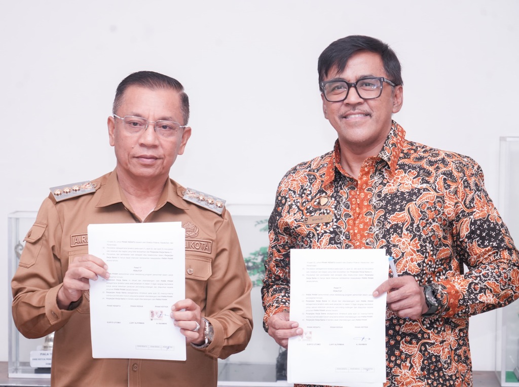 BERFOTO BERSAMA: Wali Kota Bima HA Rahman H Abidin berfoto bersama dengan Dirjen Perimbangan Keuangan dan Ditjen Pajak di ruang rapat Wali Kota Bima, Selasa (1