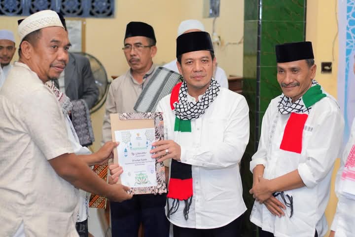 SAFARI RAMADAN PERDANA: Bupati Dompu Bambang Firdaus dan Wabup Syirajuddin saat safari Ramadan di Masjid Nurul Iman Desa Manggeasi, Dompu, Senin malam (10/3).