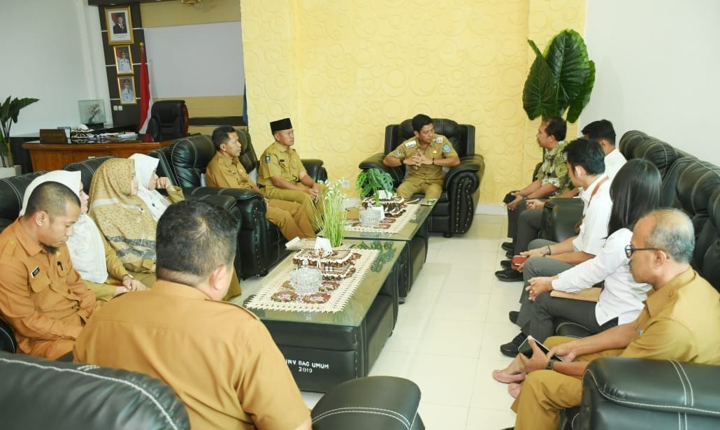 TURUN AUDIT: Bupati Dompu Bambang Firdaus menerima tim auditor dari BPK Perwakilan NTB, Selasa (11/3).