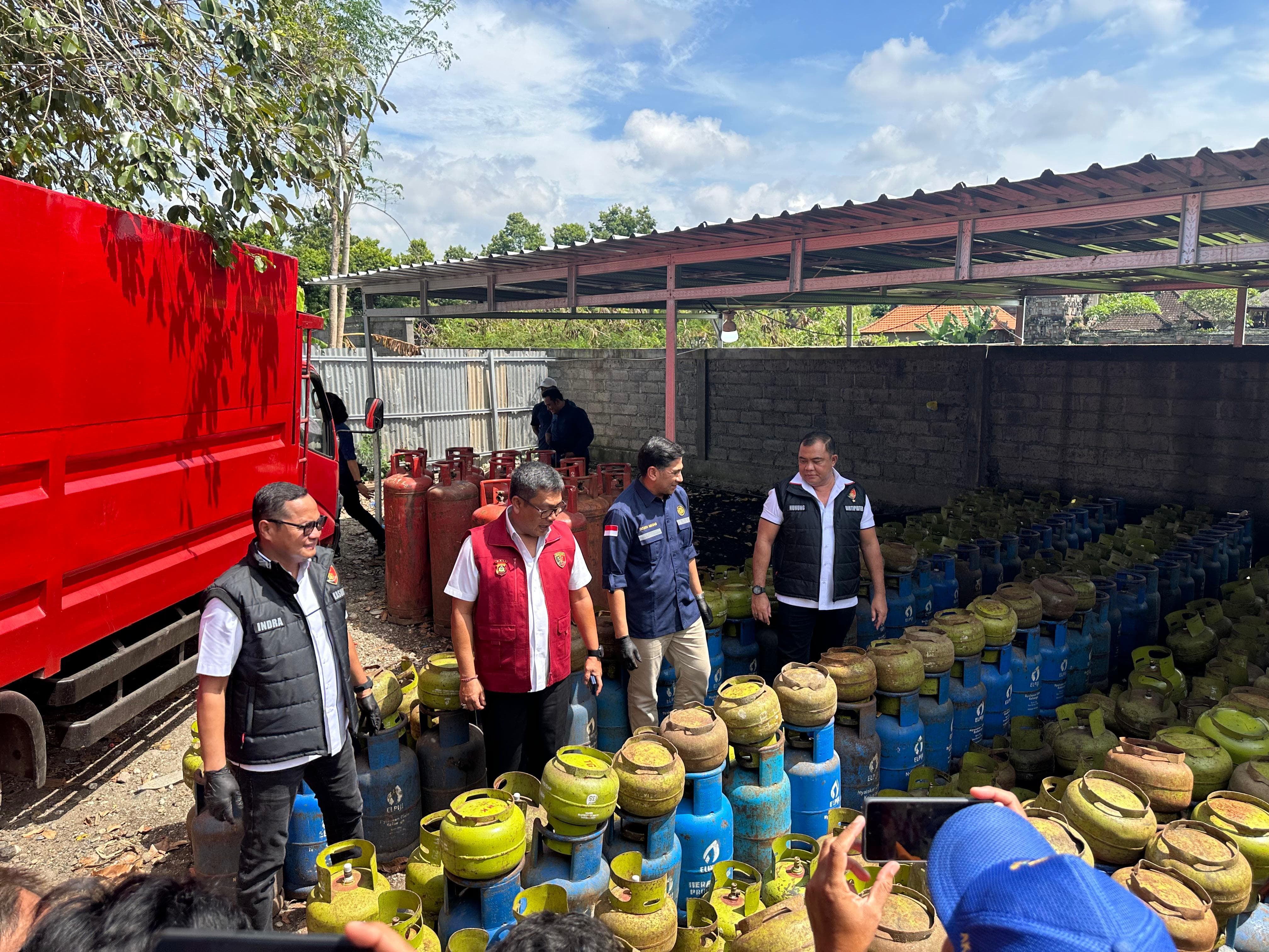 BARANG BUKTI : Ribuan tabung gas ukuran 3 kg dan ratusan tabung gas ukuran 12 Kg dan 50 kg diamankan Bareskrim Polri, Selasa (11/3)