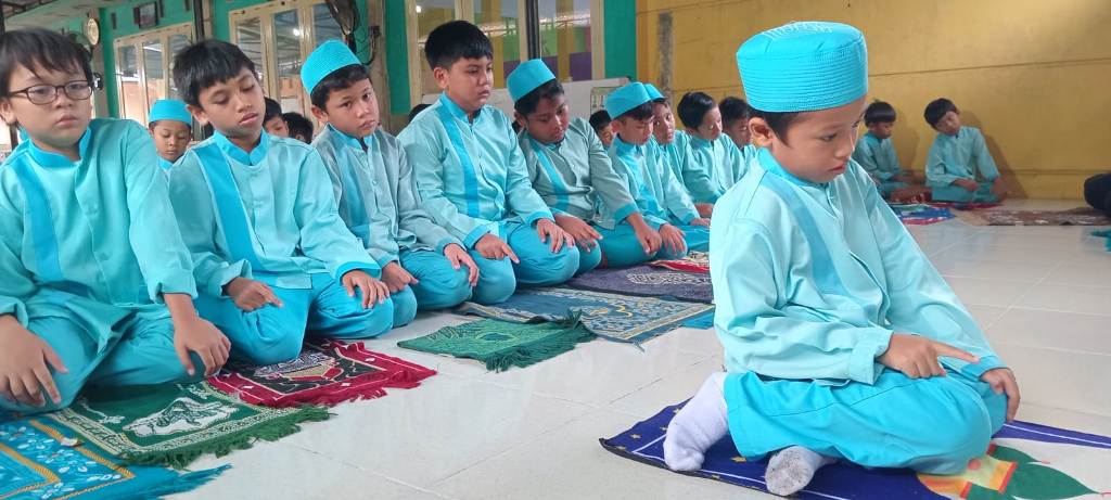 PROGRAM KEAGAMAAN: Murid SD Al Iqro Mataram melaksanakan salat duha di sekolah setempat, Selasa (11/3).
