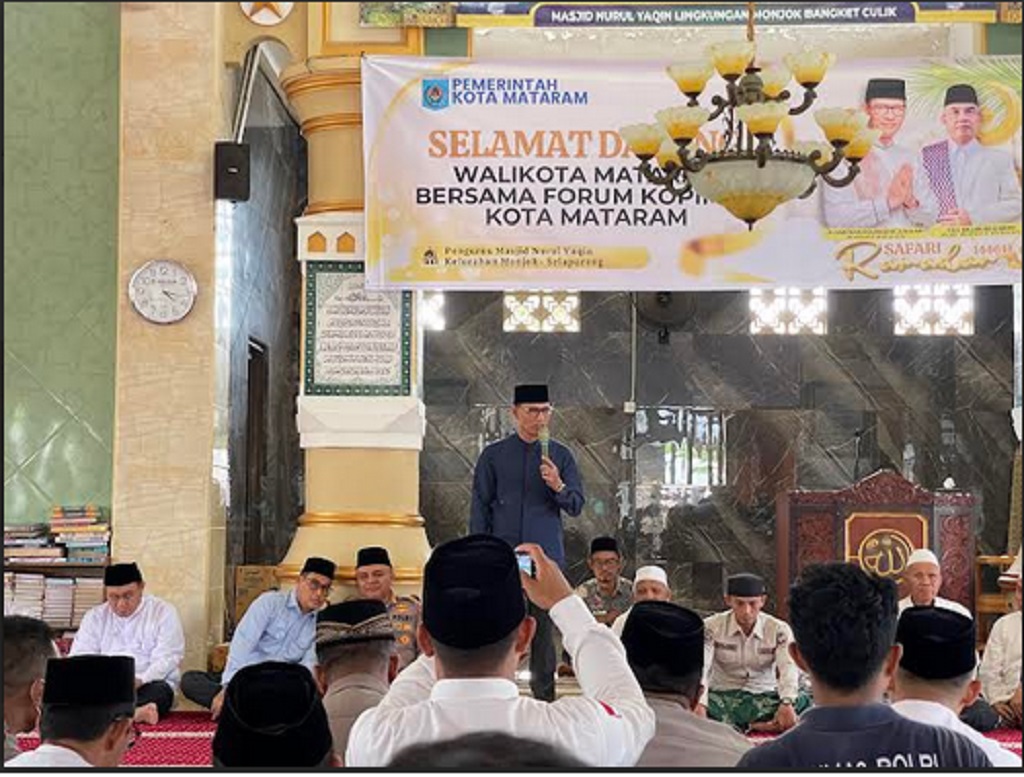 Mohan Roliskana saat menyampaikan pesan di hadapan jamah yang hadir dalam kegiatan Safari Ramadan di Monjok Culik, Mataram, Selasa (11/3).
