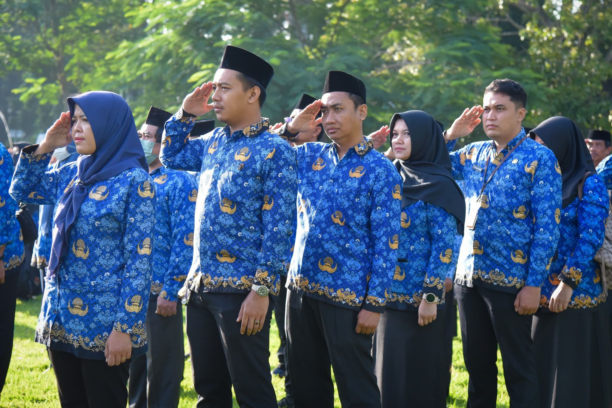 DAPAT TUNJANGAN: ASN lingkup Pemprov NTB berbaris rapi, saat mengikuti upacara bendera dalam rangka peringatan Hari Kesadaran Nasional (HKN), di halaman Kantor Gubernur NTB, beberapa waktu lalu.
