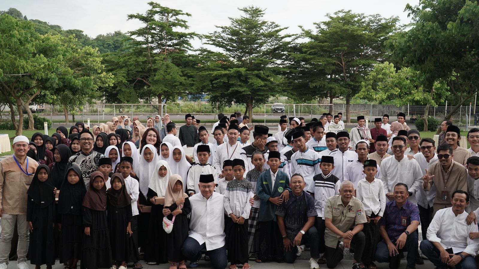Jajaran direksi ITDC berfoto bersama puluhan anak-anak dari tujuh desa penyangga kawasan pariwisata The Mandalika, Kamis (13/3).