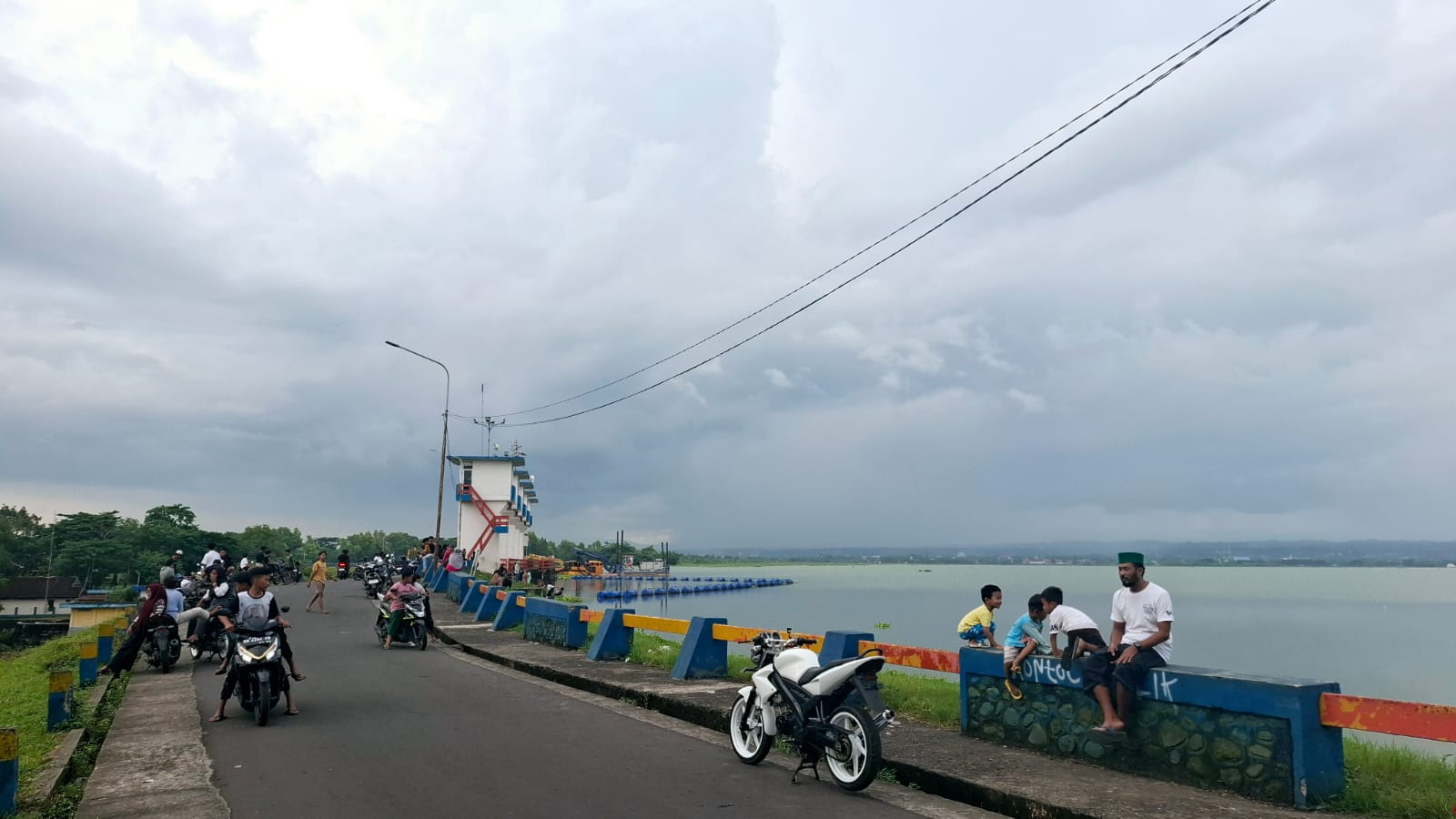 MENIKMATI SENJA: Pengunjung memadati Bendungan Batujai di Kecamatan Praya Barat, Lombok Tengah, Selasa (11/3) sore. Area di sisi pintu air bendungan menjadi spot favorit untuk menikmati senja.