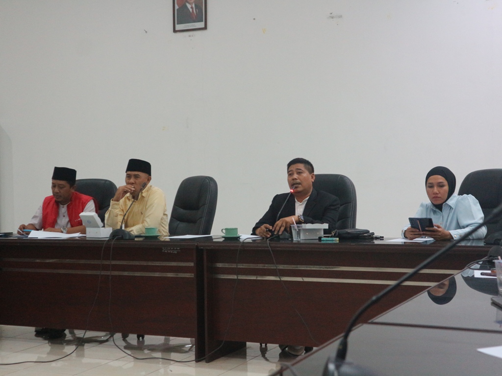 HEARING: Komisi III saat menerima hearing warga Perumahan Lavida di Kantor DPRD Lobar, Selasa malam (11/3).