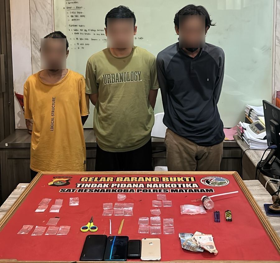 TERTANGKAP LAGI: Jaringan pengedar narkoba berinisial MJ, LTWK, dan SN menunduk setelah diperlihatkan barang bukti sabu, Rabu (12/3).&nbsp;