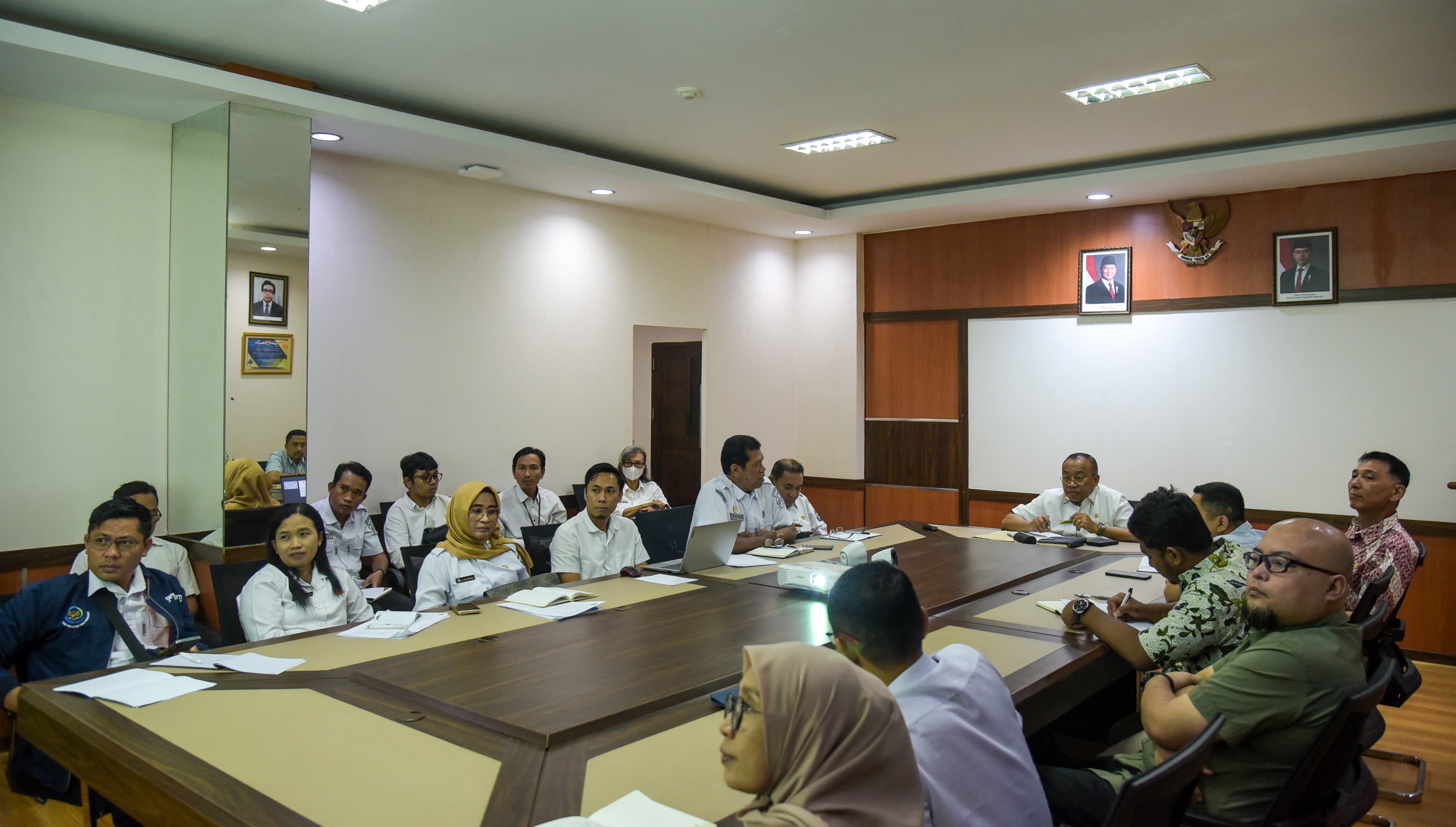 BAHAS BERSAMA: Pemprov menggelar rapat koordinasi tata kelola monitoring dan evaluasi tambak udang sebagai tindak lanjut rekomendasi KPK, di ruang rapat sekda Kantor Gubernur NTB, Rabu (12/3).