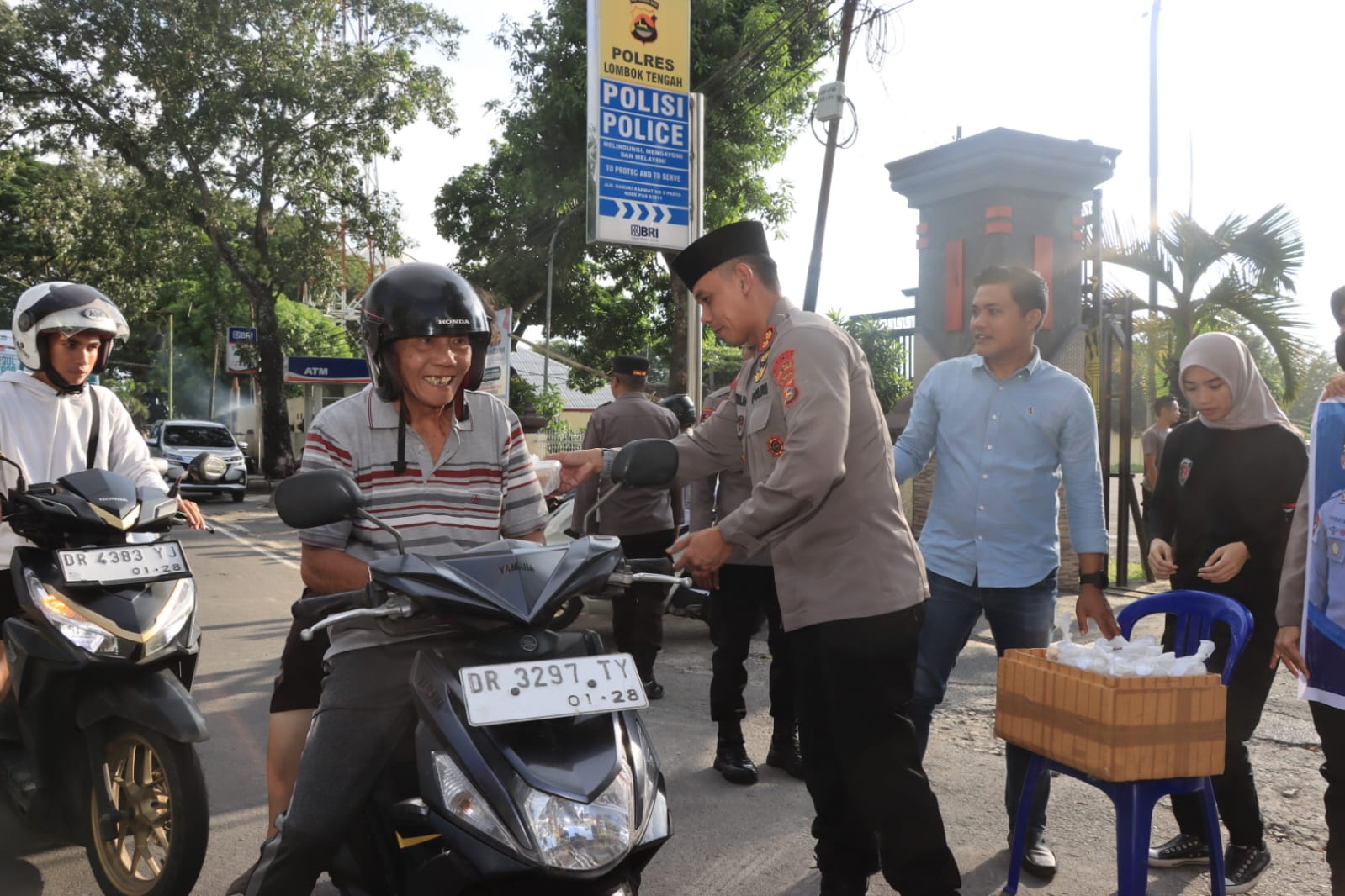 Kapolres Loteng AKBP Iwan Hidayat beserta jajaran membagikan takjil kepada pengendara bermotor di depan Mapolres Loteng, Rabu (12/3).