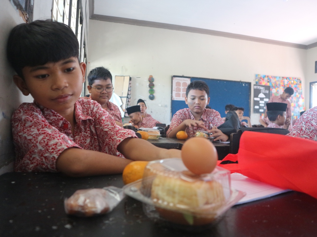 NIKMAT BERGIZI: Siswa-siswi SMPN 1 Selong saat menerima Makanan Bergizi Gratis (MBG) edisi Ramadan, Rabu (12/3).