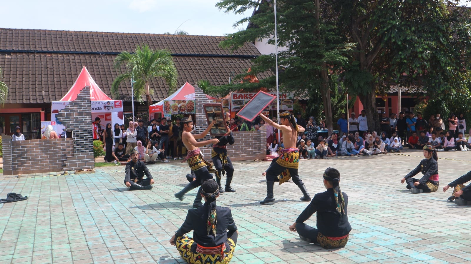 Uji Bakat: Salah satu ekskul SMAN 4 tampil saat BeAT Youth Fest 2024. Foto: HONDA For Lombok Post