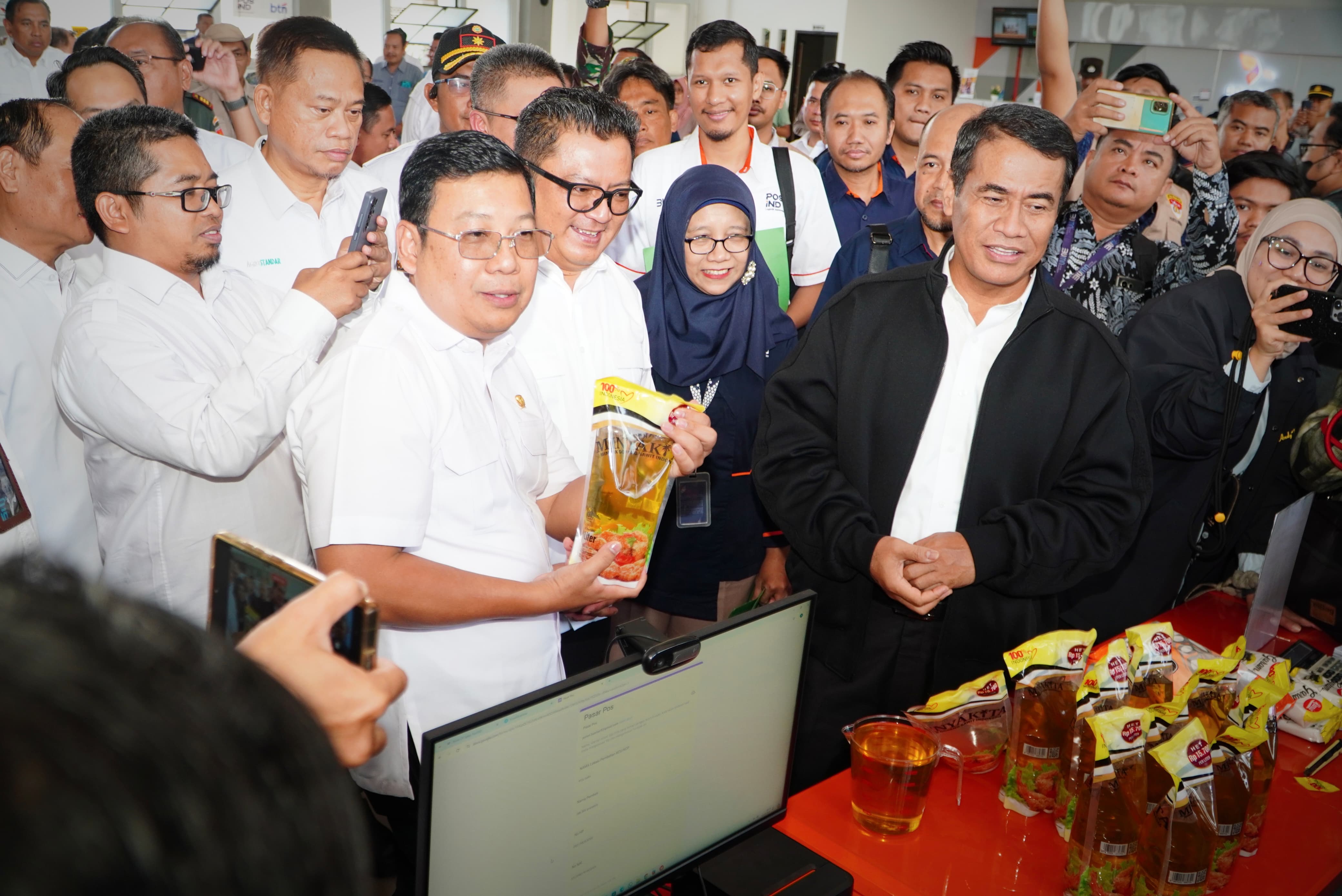 Operasi Pasar Pangan Murah yang digelar pemerintah pusat di Kantor Pos Surakarta, Jawa Tengah pada Selasa (11/3)