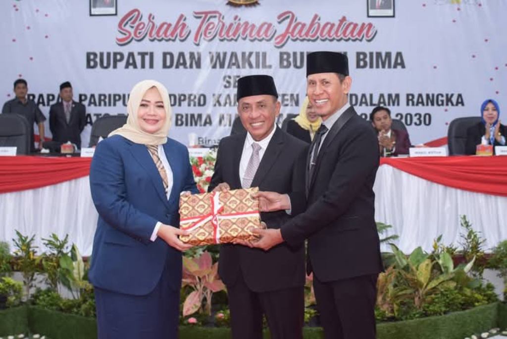 SERTIJAB: Bupati Bima Ady Mahyudi dan Wabup dr Irfan menyerahkan cinderamata kepada mantan Bupati Bima Indah Dhamayanti Putri yang kini menjabat sebagai Wagub NTB usai Sertijab.