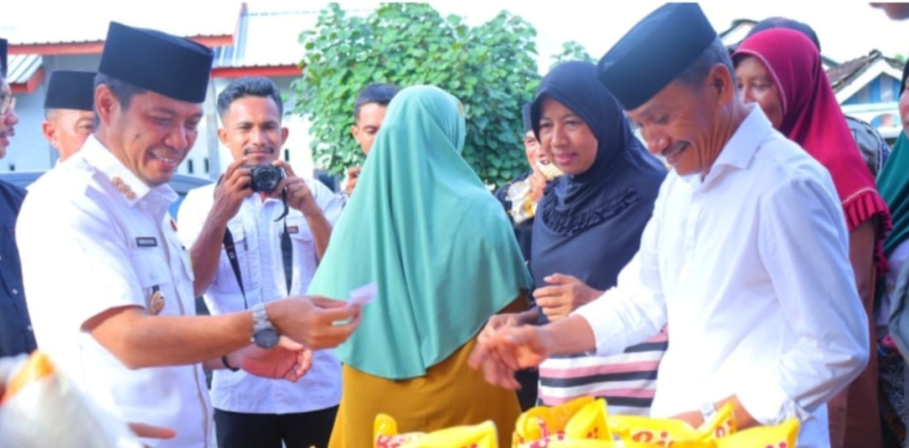 PASAR MURAH: Bupati Dompu Bambang Firdaus dan Wabup Syirajuddin meninjau pasar murah di Desa Pekat, Rabu (12/3).