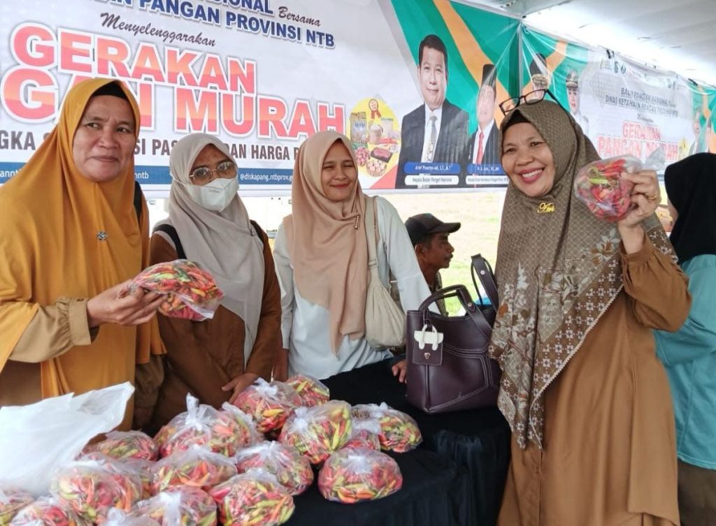 BELI BAPOK: Warga Kota Mataram yang tengah berbelanja bahan pokok di kegiatan Gerakan Pangan Murah (GPM) DKP NTB di Lapangan Karang Genteng, Selasa (11/3).