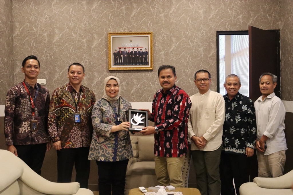 PERKUAT KERJA SAMA: Rektor Unram Prof. Ir. Bambang Hari Kusumo, M.Agr.St., Ph.D (empat dari kanan) menerima cinderamata saat kunjungan PT Telkom Indonesia di di Ruang Tamu Rektor Unram.