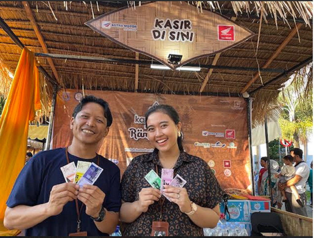 SERU: Hendri dan Salsa memperlihatkan pecahan uang mainan yang digunakan berbelanja di Kampung Kuliner Ramadan, Rabu (12/3)