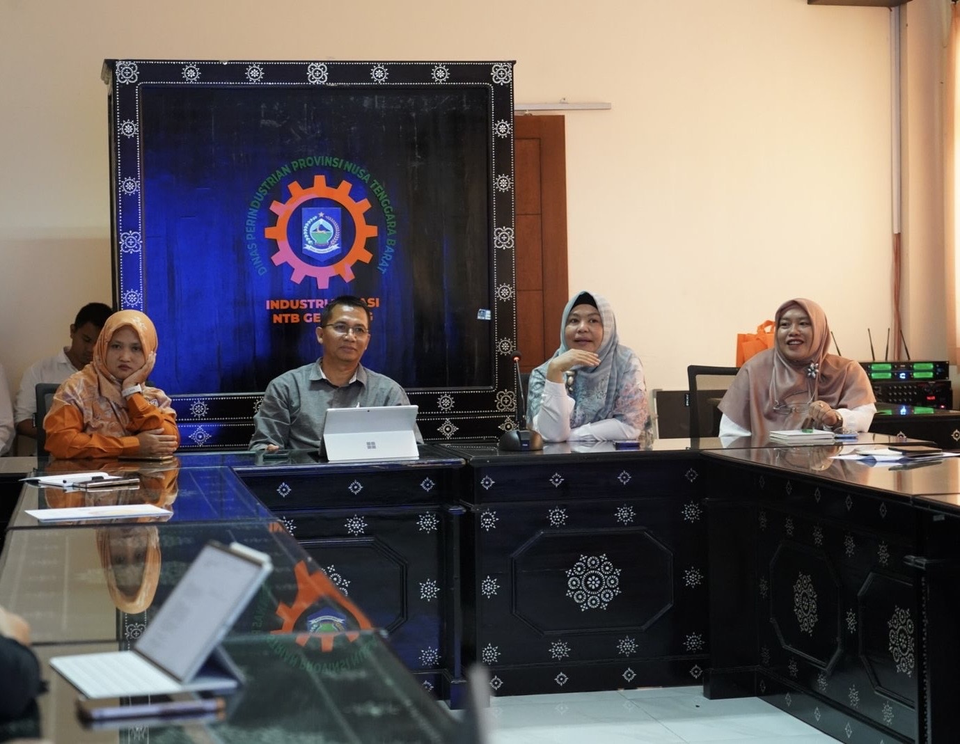 Kepala Disperin NTB Nuryanti (dua dari kanan) bersama sejumlah narasumber saat kegiatan FGD bersama BPS NTB di kantor Disperin NTB.