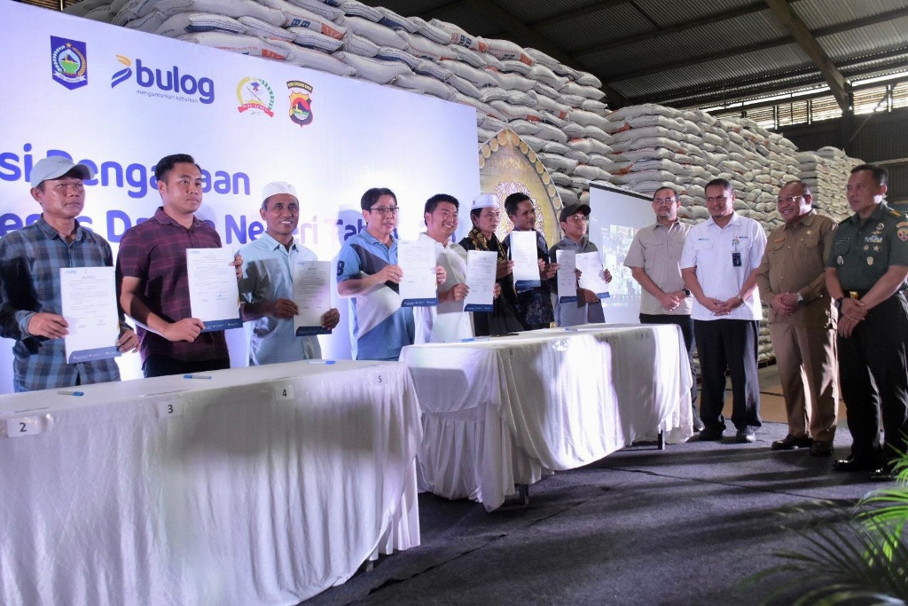 OPTIMALISASI PENYERAPAN GABAH: Para Mitra Pengadaan Pangan (MPP) Perum Bulog NTB menunjukkan komitmen mengoptimalkan serapan gabah petani lokal, di di Kompleks Pergudangan Dasar Cermen, Mataram.