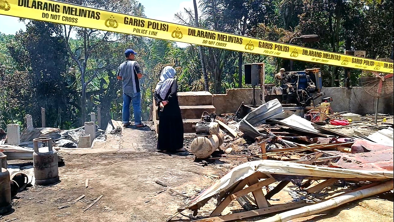 BUTUH PENANGANAN CEPAT: Kebakaran yang terjadi di kandang peternakan ayam Dusun Longseran Barat, Desa Langko, Kecamatan Lingsar menghanguskan belasan ribu ayam boiler.