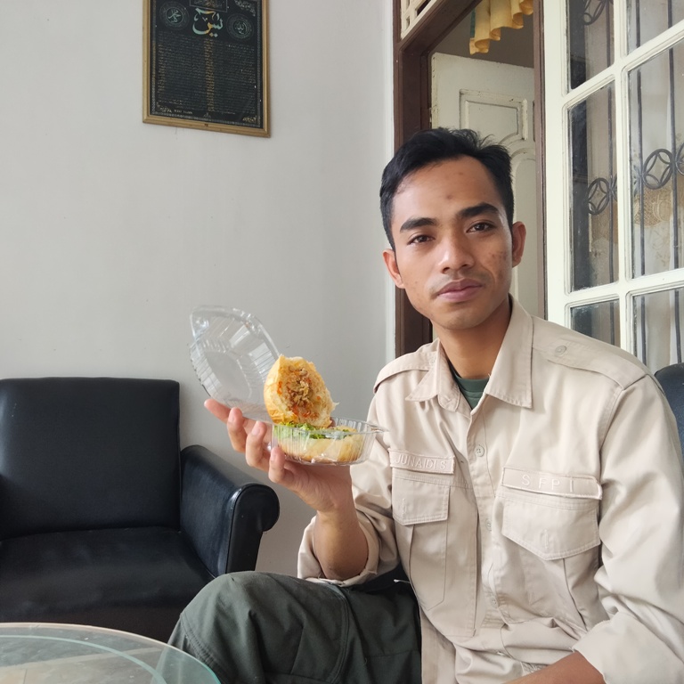 MENU MBG: Ketua SPPG Dapur sehat program MBG di kecamatan Selong saat memperlihatkan sampel makanan menu MBG yang diberikan kepada siswa pada hari Rabu (12/3) yang masih aman dan tidak rusak.